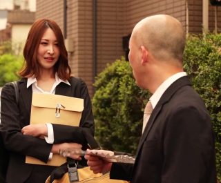 Phục vụ tình dục gã sếp già biến thái